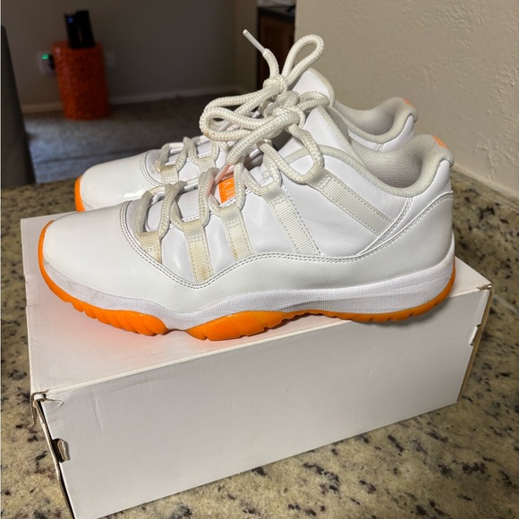 WMNS AIR JORDAN 11 RETRO LOW